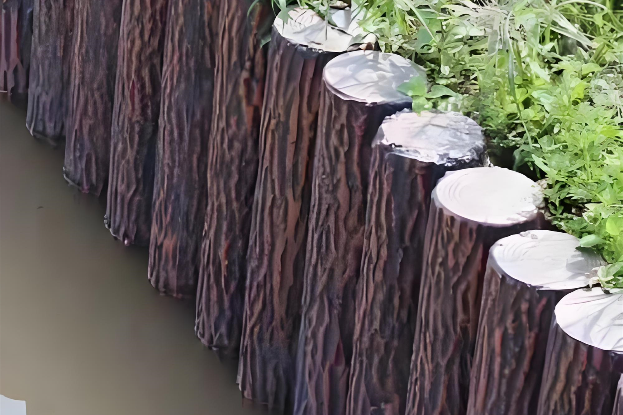 水泥樁批發(fā)廠家泓樺錦嘉-水泥仿木樁的顏色會(huì)褪色嗎?