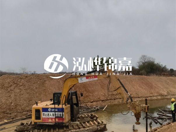 松木樁批發(fā)廠家泓樺錦嘉-河道駁岸樁選松木還是杉木更經(jīng)濟(jì)?